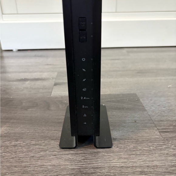 Netgear Black Wired Router - Picture 3 of 10